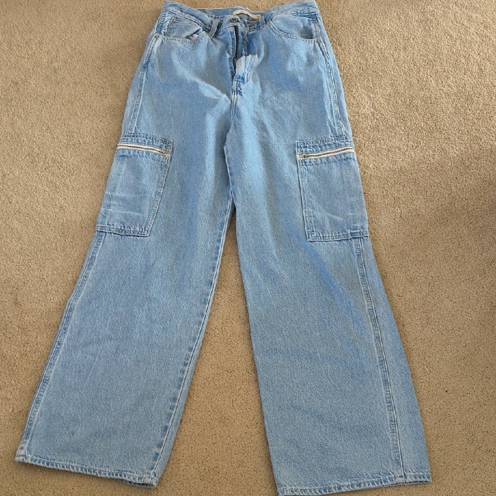 Levi's Women's High Loose Cargo Jeans. Size Levi's 28 (Size 6)